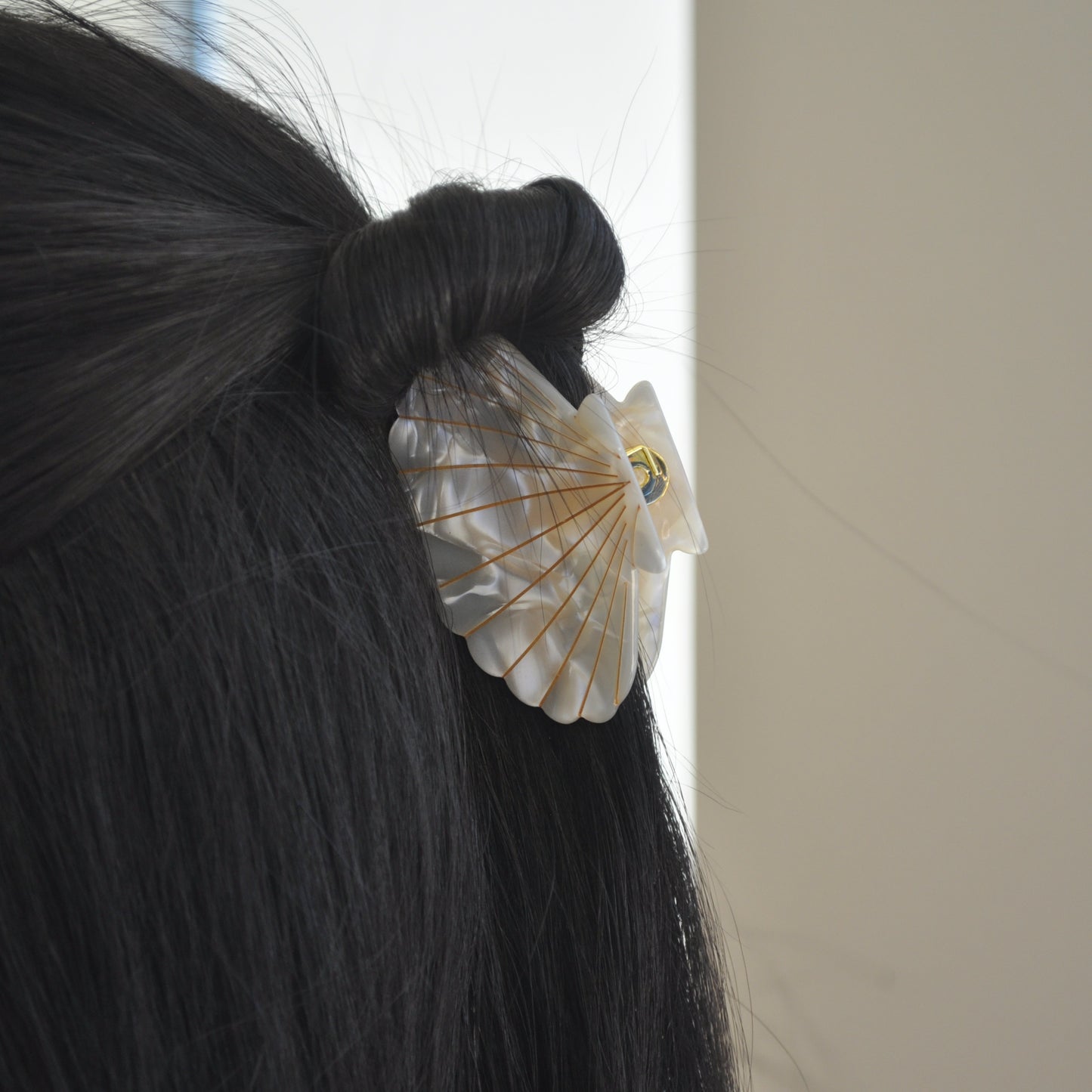 Ode Veza Sea Shell Hair Claw Clip Ivory